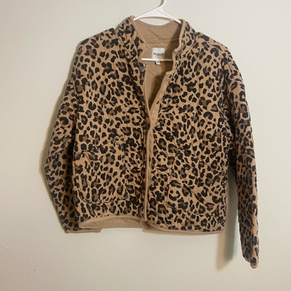 Kenzie Jeans Leopard print button front quilted jacket Size Medium